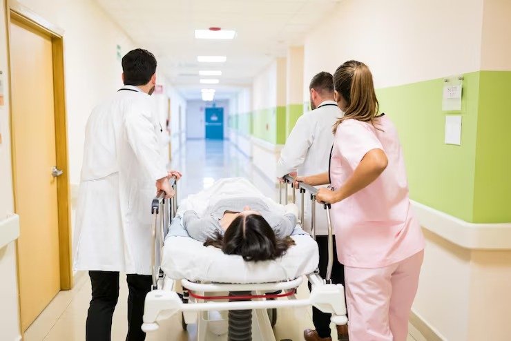 imgi 4 medicos enfermeras empujando paciente camilla pasillo hospital 662251 3073